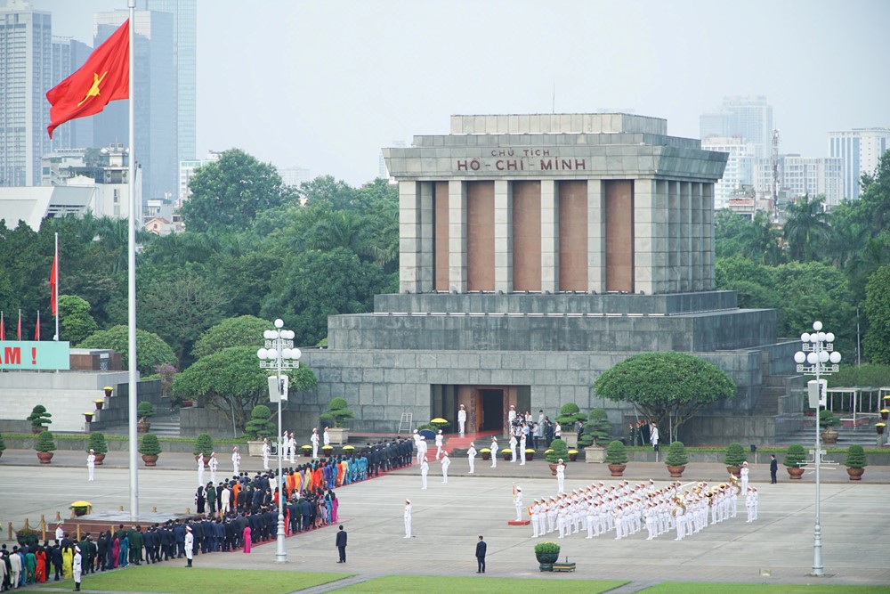 Các đại biểu Quốc hội vào Lăng viếng Chủ tịch Hồ Chí Minh trước Kỳ họp thứ 10, Quốc hội khóa XV - ảnh 5