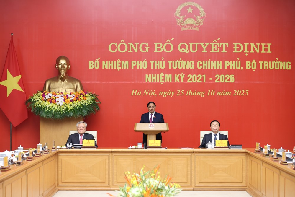 Thủ tướng Phạm Minh Chính trao quyết định bổ nhiệm và giao nhiệm vụ cho 2 Phó Thủ tướng, 3 Bộ trưởng - ảnh 3