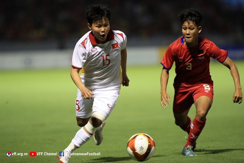 Thắng đậm Campuchia, đội tuyển bóng đá nữ Việt Nam tiến thẳng vào bán kết. - ảnh 1