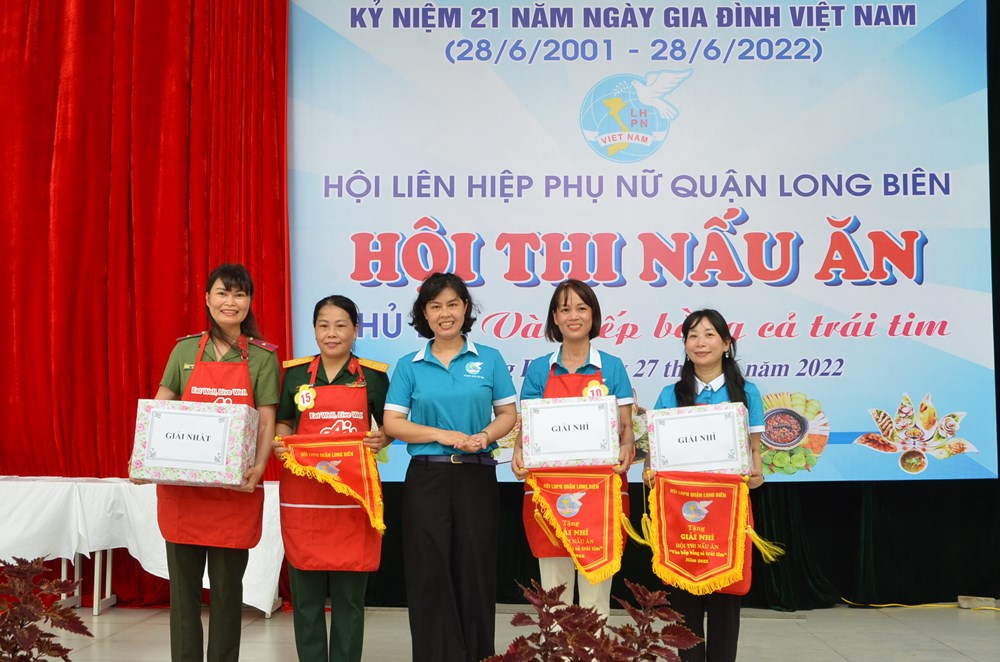 Cán bộ, hội viên phụ nữ quận Long Biên “Vào bếp bằng cả trái tim” - ảnh 11