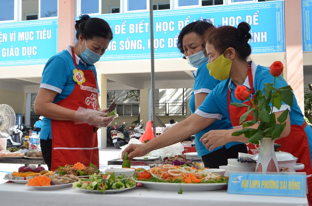 Cán bộ, hội viên phụ nữ quận Long Biên “Vào bếp bằng cả trái tim” - ảnh 4