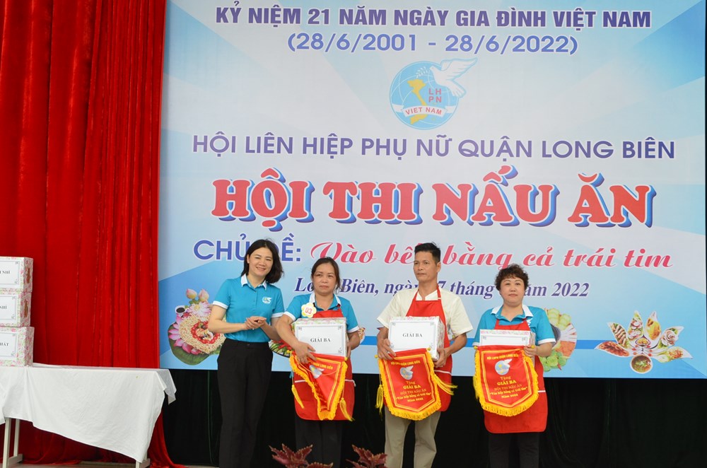 Cán bộ, hội viên phụ nữ quận Long Biên “Vào bếp bằng cả trái tim” - ảnh 9