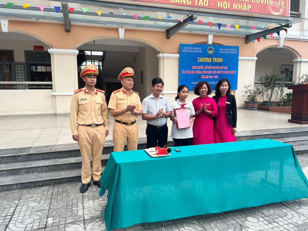 Tuyên truyền phổ biến giáo dục pháp luật về ATGT cho học sinh Trường THCS Nguyễn Trãi A - ảnh 2