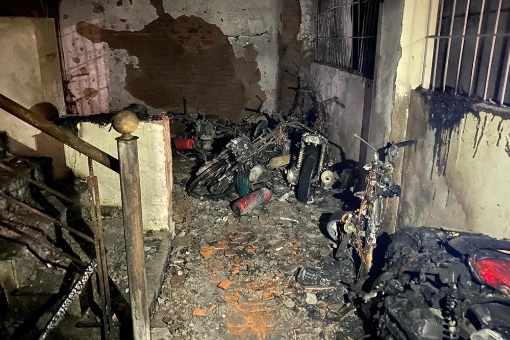 Giải cứu 11 người mắc kẹt trong đám cháy trong ngôi nhà 6 tầng - ảnh 2