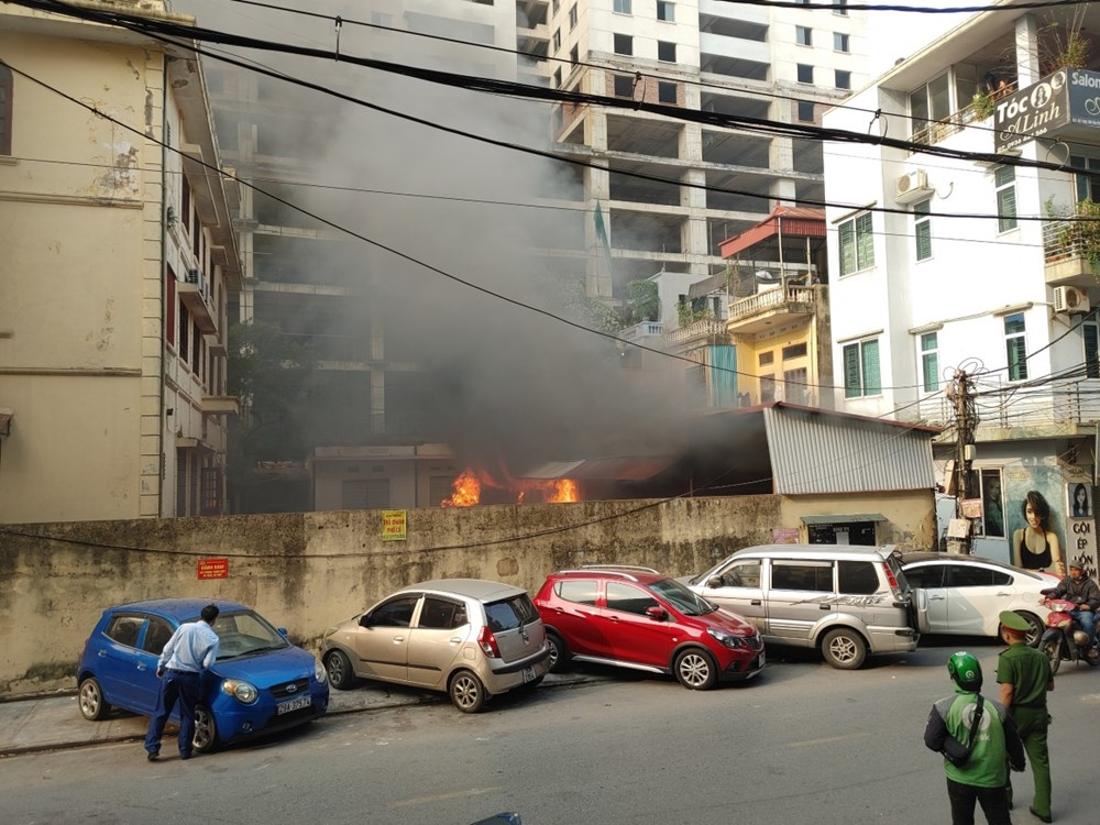 Ô tô và nhà kho bị thiêu rụi trong vụ cháy tại Sở Văn hóa và Thể thao Hà Nội - ảnh 1