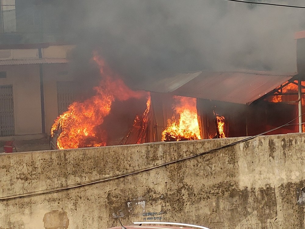 Ô tô và nhà kho bị thiêu rụi trong vụ cháy tại Sở Văn hóa và Thể thao Hà Nội - ảnh 2