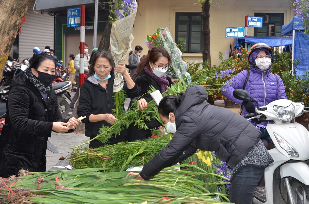Nhộn nhịp khung cảnh chợ hoa Hà Nội ngày giáp Tết - ảnh 5