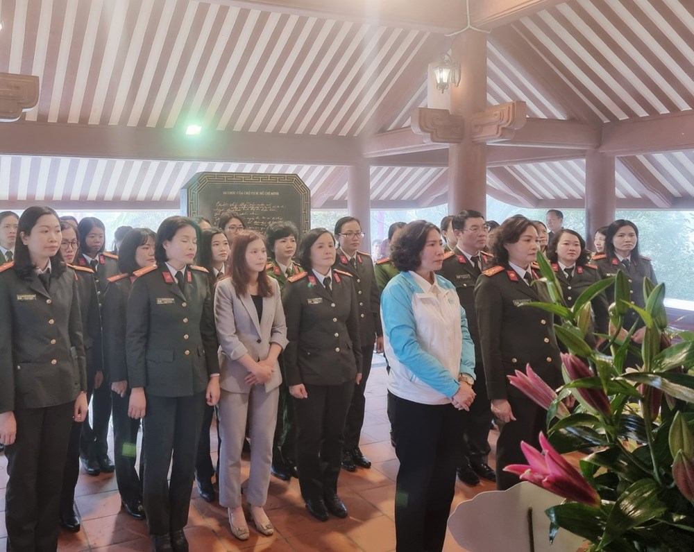 Hội phụ nữ công an Hà Nội: Tổ chức dâng hương báo công, phát động Tết trồng cây  - ảnh 1