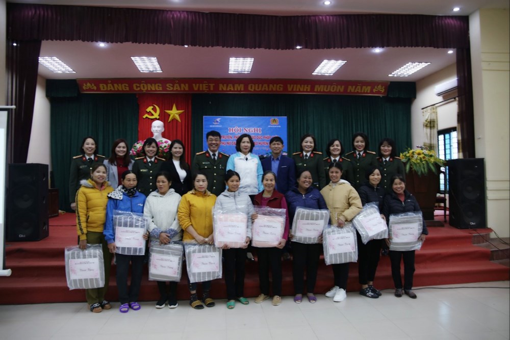 Hội phụ nữ công an Hà Nội: Tổ chức dâng hương báo công, phát động Tết trồng cây  - ảnh 4
