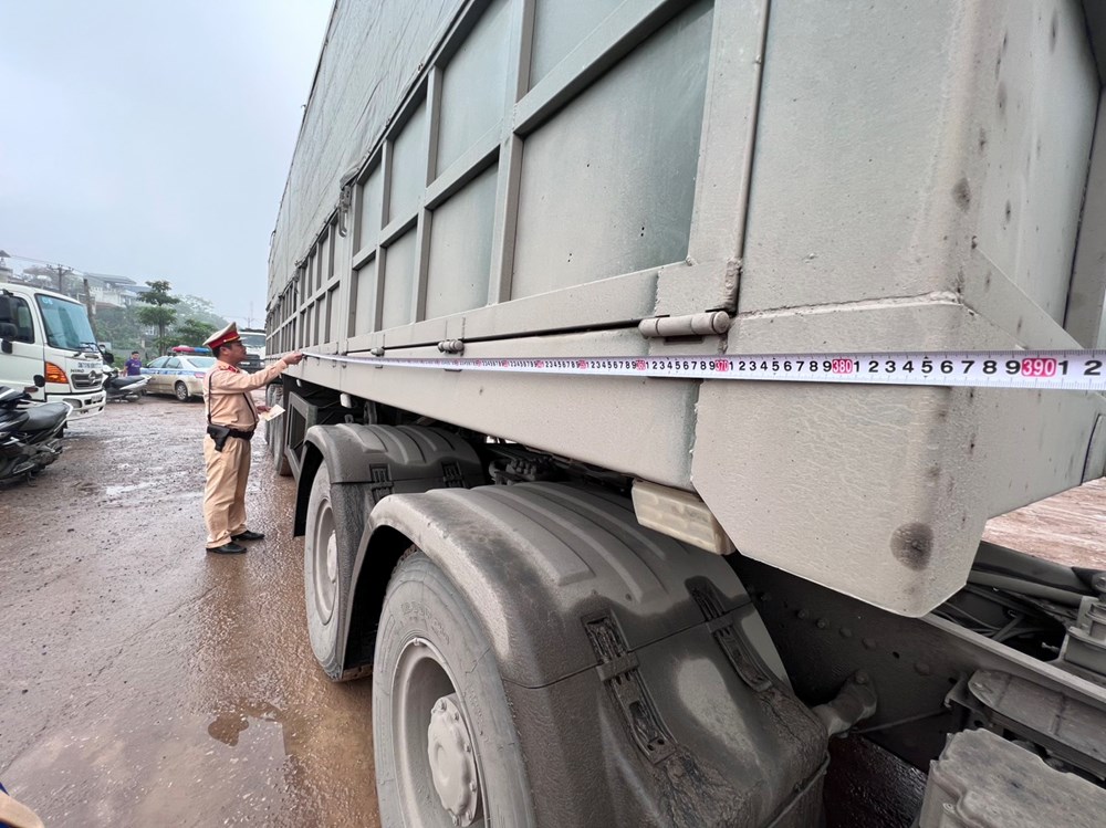 Hà Nội: Lực lượng CSGT phát hiện, xử phạt xe chở quá tải 262% - ảnh 1
