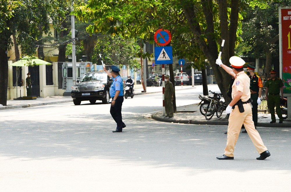 Cảnh sát giao thông “phơi mình” dưới nắng phân luồng phục vụ Kỳ họp thứ V, Quốc hội khóa XV  - ảnh 3
