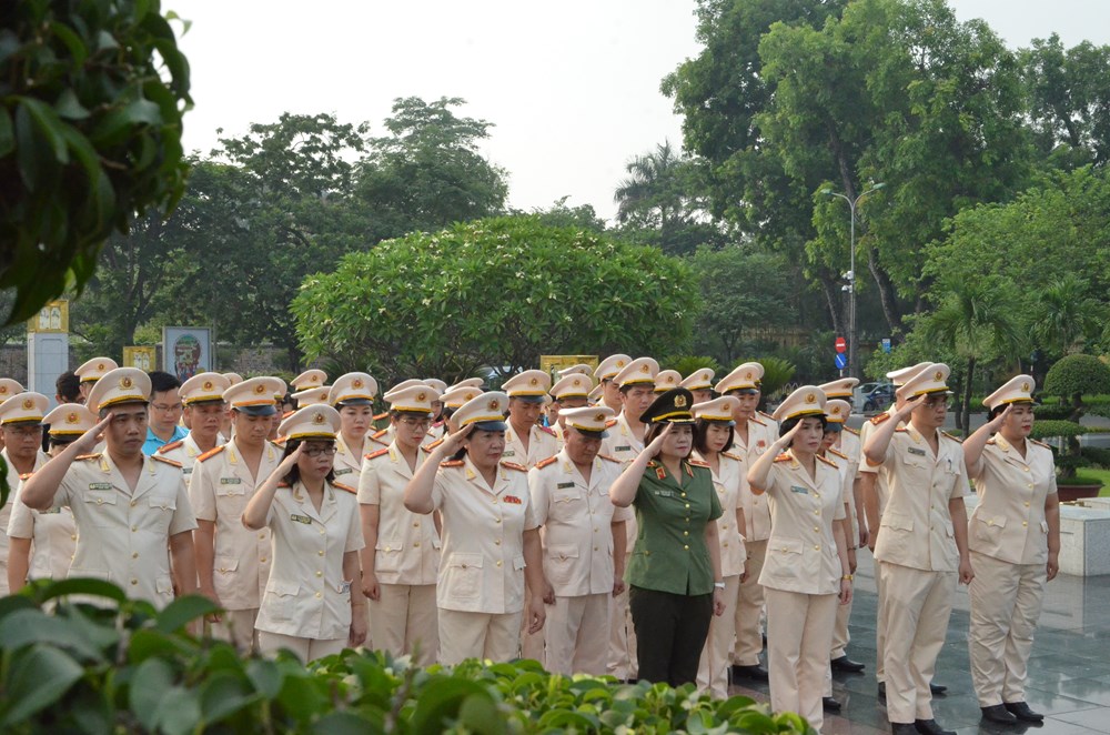 Công đoàn CAND tổ chức báo công, viếng Lăng Chủ tịch Hồ Chí Minh - ảnh 4