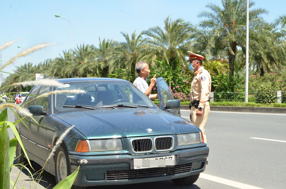 Cảnh sát giao thông “đội nắng” xử lý vi phạm về tốc độ - ảnh 3