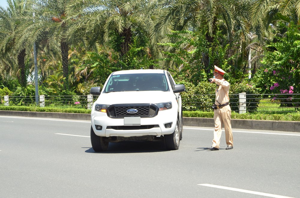 Cảnh sát giao thông “đội nắng” xử lý vi phạm về tốc độ - ảnh 6