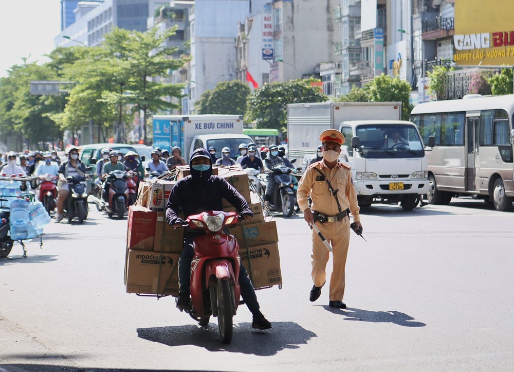 CSGT xử phạt xe máy chở hàng cồng kềnh, người điều khiển phân trần chủ bảo sao thì làm vậy - ảnh 1