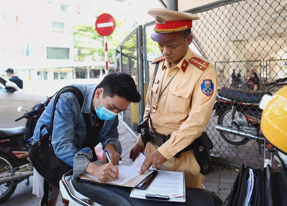 CSGT xử phạt xe máy chở hàng cồng kềnh, người điều khiển phân trần chủ bảo sao thì làm vậy - ảnh 3