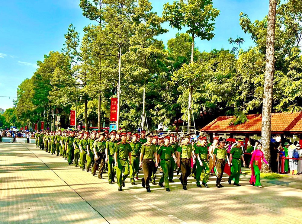 Công an quận Tây Hồ tổ chức dâng hương, đặt vòng hoa viếng lăng Chủ tịch Hồ Chí Minh - ảnh 1
