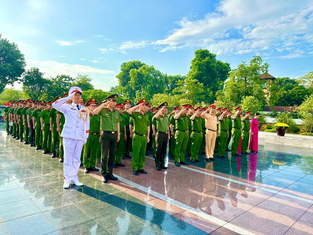 Công an quận Tây Hồ tổ chức dâng hương, đặt vòng hoa viếng lăng Chủ tịch Hồ Chí Minh - ảnh 2
