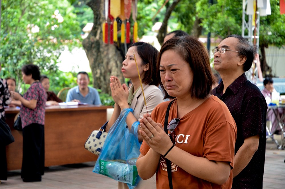Người dân bật khóc thắp hương cho các nạn nhân vụ cháy chung cư mini ở Hà Nội - ảnh 3