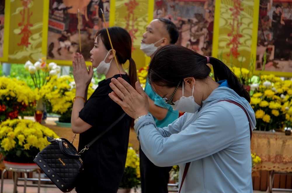 Người dân bật khóc thắp hương cho các nạn nhân vụ cháy chung cư mini ở Hà Nội - ảnh 5