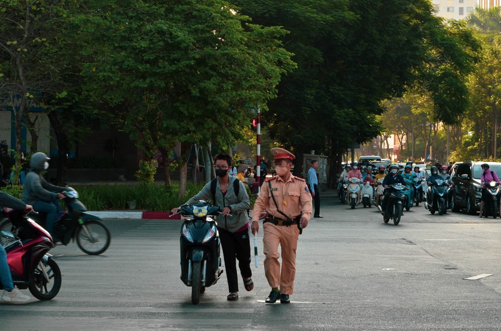 Muôn vàn lý do của học sinh, sinh viên khi “đầu trần” đi xe máy ngoài đường  - ảnh 5