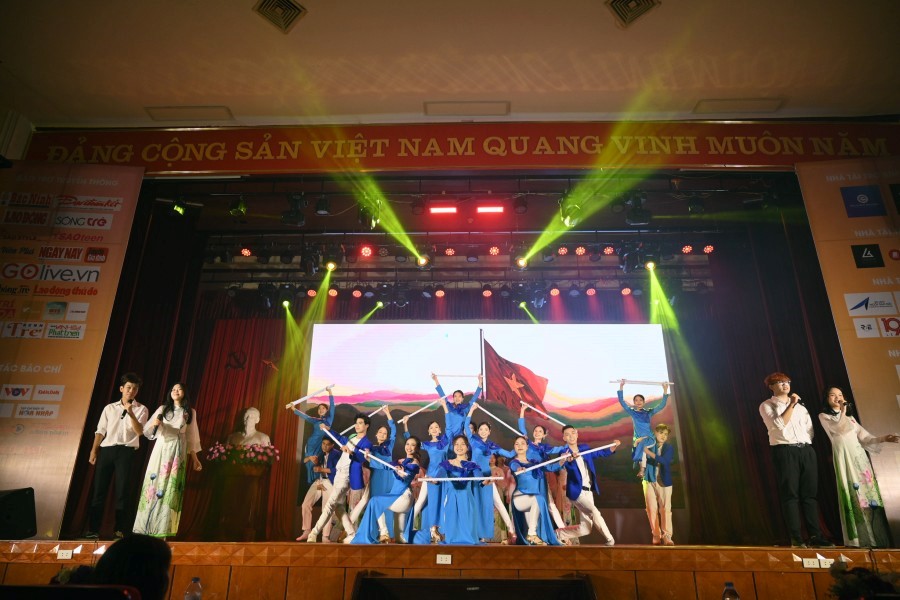 Hành trình “chữa lành” cùng các tân sinh viên trường Báo tại đêm nhạc “FPS 2023 – Healing Era”: Outergram - ảnh 1