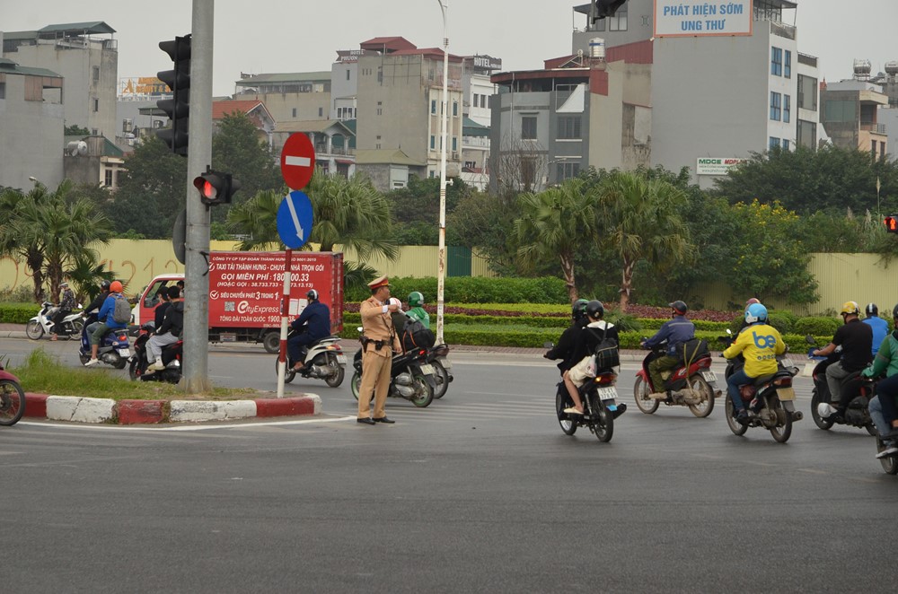 Nhiều tài xế ngạc nhiên không biết mình vi phạm khi bị CSGT dừng xe - ảnh 1