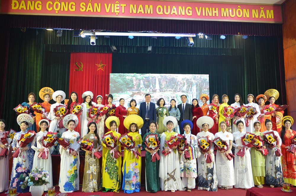 Sôi nổi chương trình “Duyên dáng áo dài Việt“ - ảnh 10