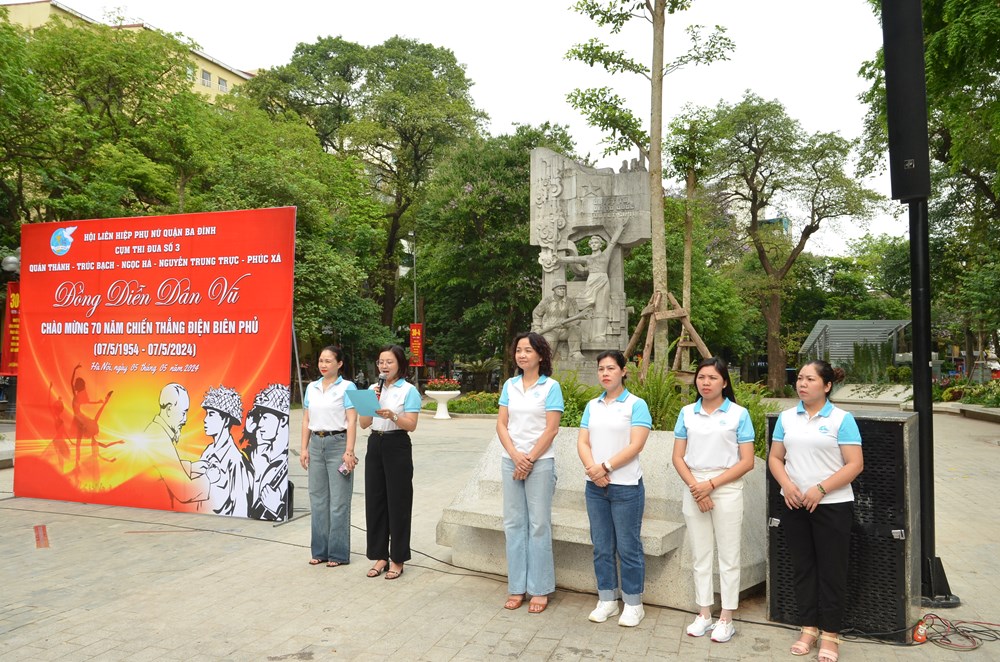 Phụ nữ Ba Đình đồng diễn dân vũ kỷ niệm 70 năm chiến thắng Điện Biên Phủ - ảnh 1