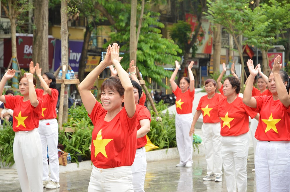 Phụ nữ Ba Đình đồng diễn dân vũ kỷ niệm 70 năm chiến thắng Điện Biên Phủ - ảnh 3