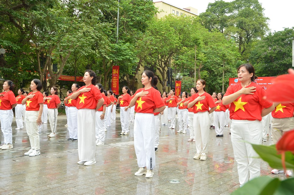 Phụ nữ Ba Đình đồng diễn dân vũ kỷ niệm 70 năm chiến thắng Điện Biên Phủ - ảnh 4