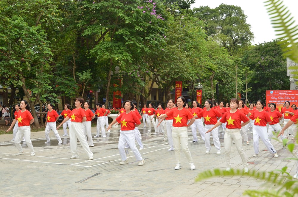 Phụ nữ Ba Đình đồng diễn dân vũ kỷ niệm 70 năm chiến thắng Điện Biên Phủ - ảnh 5