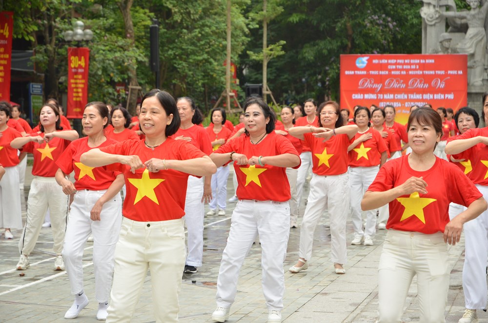 Phụ nữ Ba Đình đồng diễn dân vũ kỷ niệm 70 năm chiến thắng Điện Biên Phủ - ảnh 6