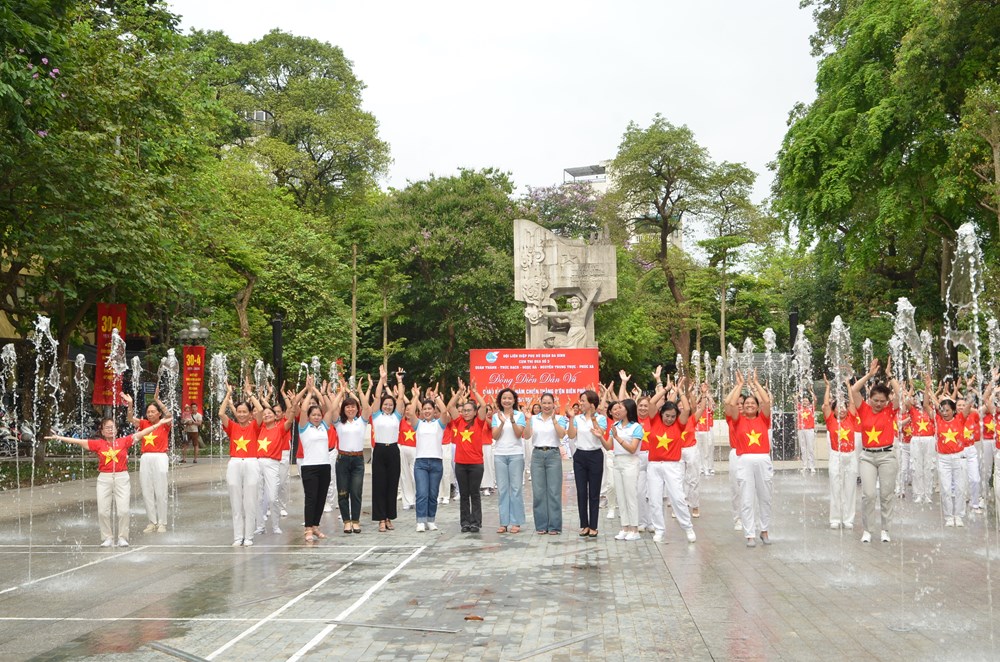 Phụ nữ Ba Đình đồng diễn dân vũ kỷ niệm 70 năm chiến thắng Điện Biên Phủ - ảnh 9