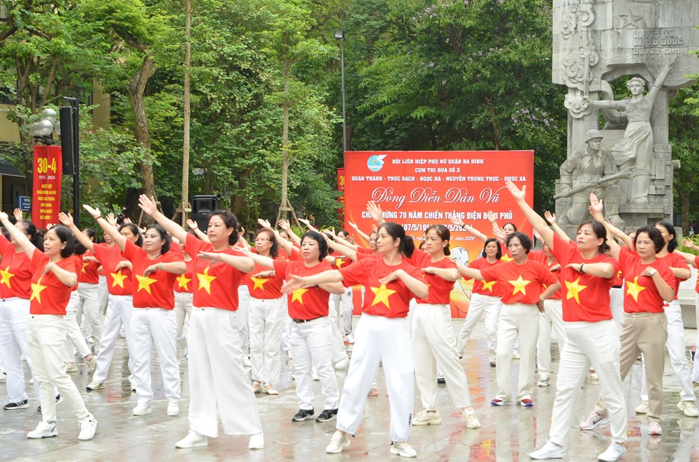 Phụ nữ Ba Đình đồng diễn dân vũ kỷ niệm 70 năm chiến thắng Điện Biên Phủ - ảnh 2