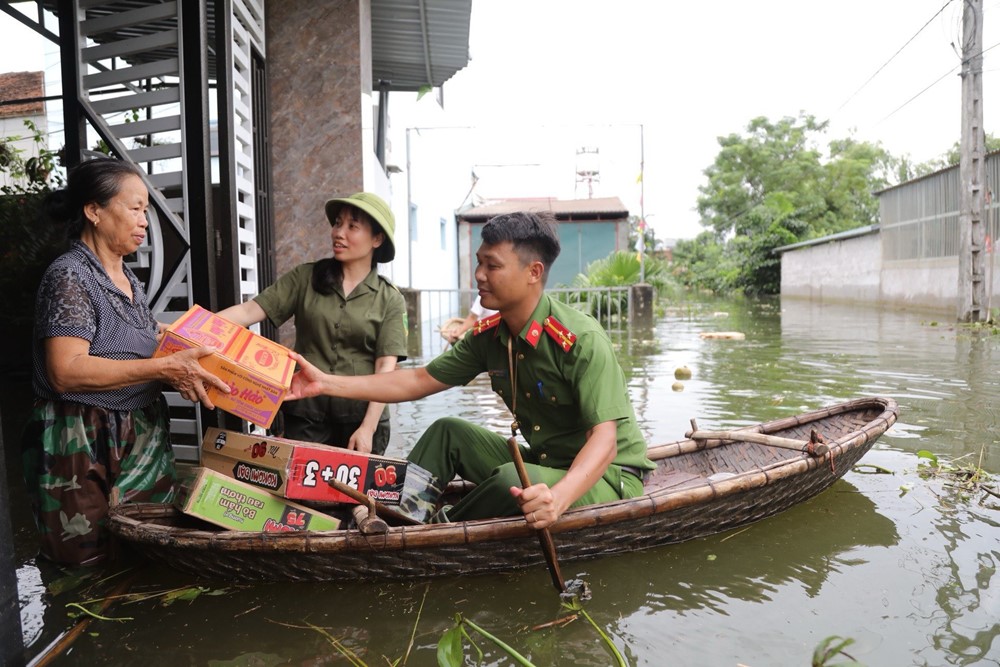 Công an Hà Nội hỗ trợ thực phẩm, nước uống cho người dân vùng ngập lụt - ảnh 2