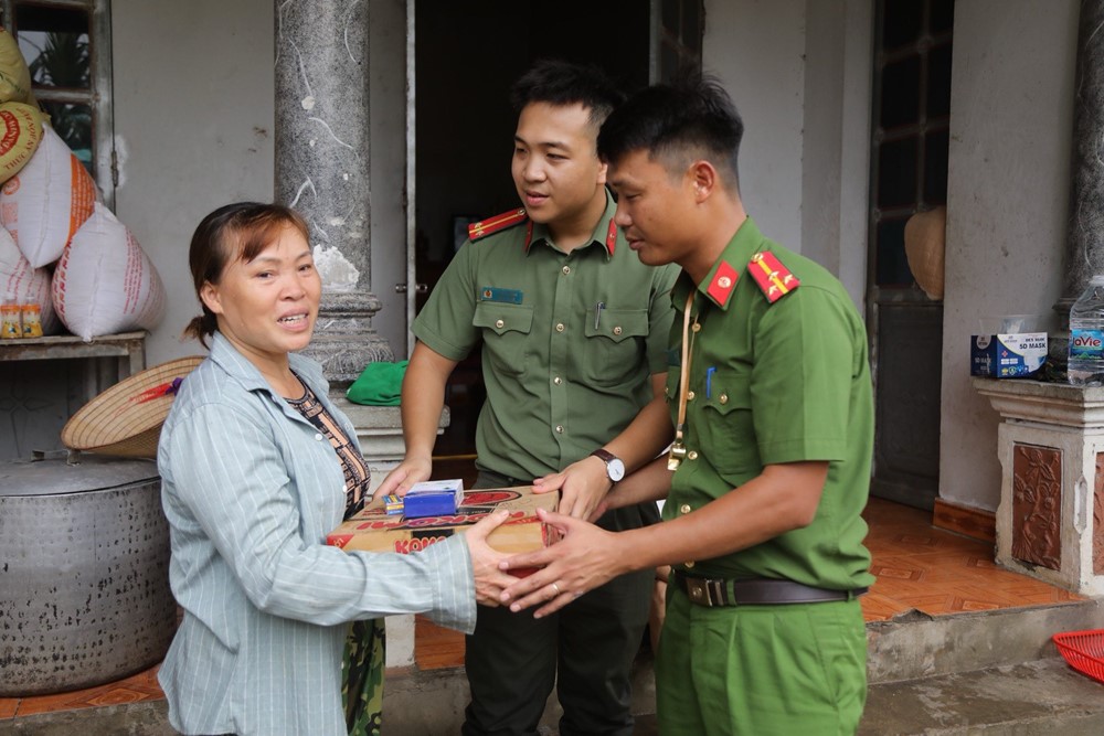 Công an Hà Nội hỗ trợ thực phẩm, nước uống cho người dân vùng ngập lụt - ảnh 1