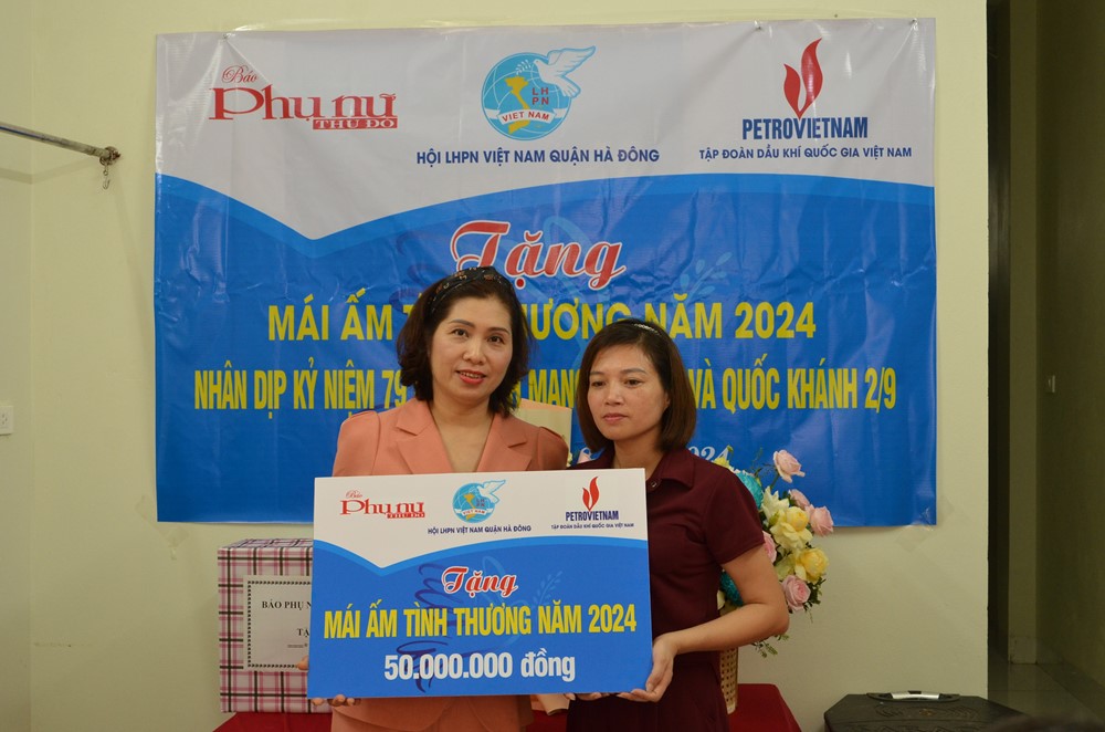 Báo Phụ nữ Thủ đô bàn giao mái ấm tình thương cho gia đình phụ nữ nghèo tại Hà Đông  - ảnh 2