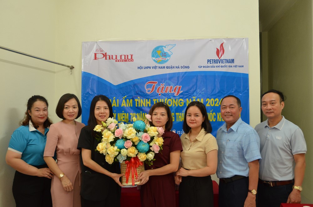 Báo Phụ nữ Thủ đô bàn giao mái ấm tình thương cho gia đình phụ nữ nghèo tại Hà Đông  - ảnh 3