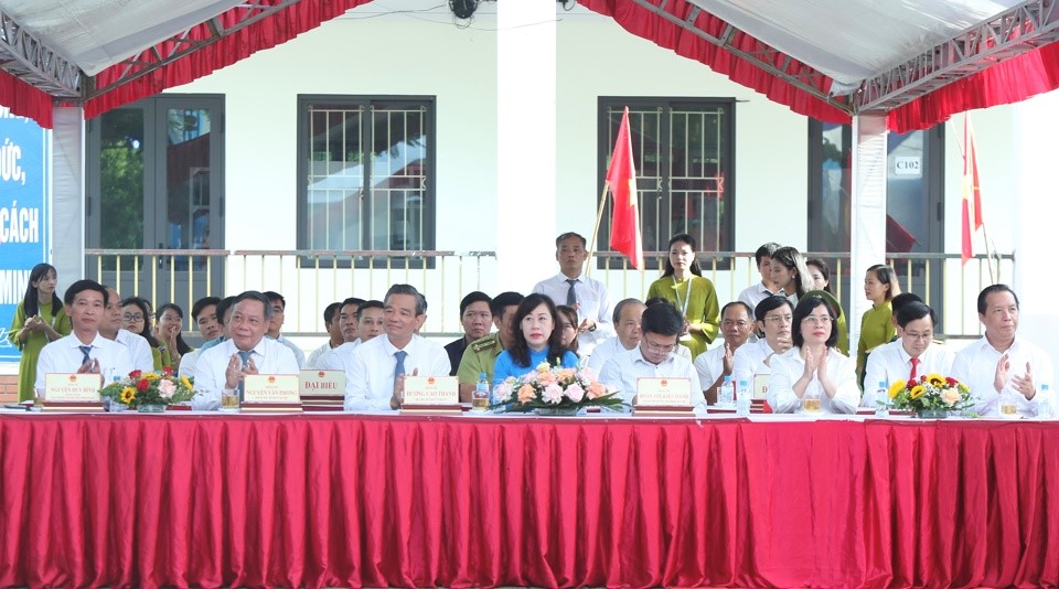 Phó Bí thư Thành ủy Nguyễn Văn Phong dự lễ khai giảng tại Trường THPT Minh Quang - ảnh 2
