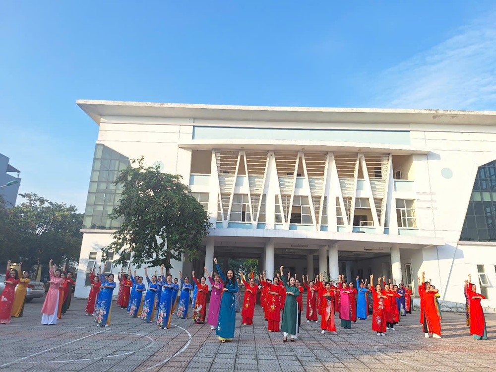 Long Biên (Hà Nội): Hội viên phụ nữ tại 14 phường tham gia đồng diễn dân vũ với áo dài - ảnh 3