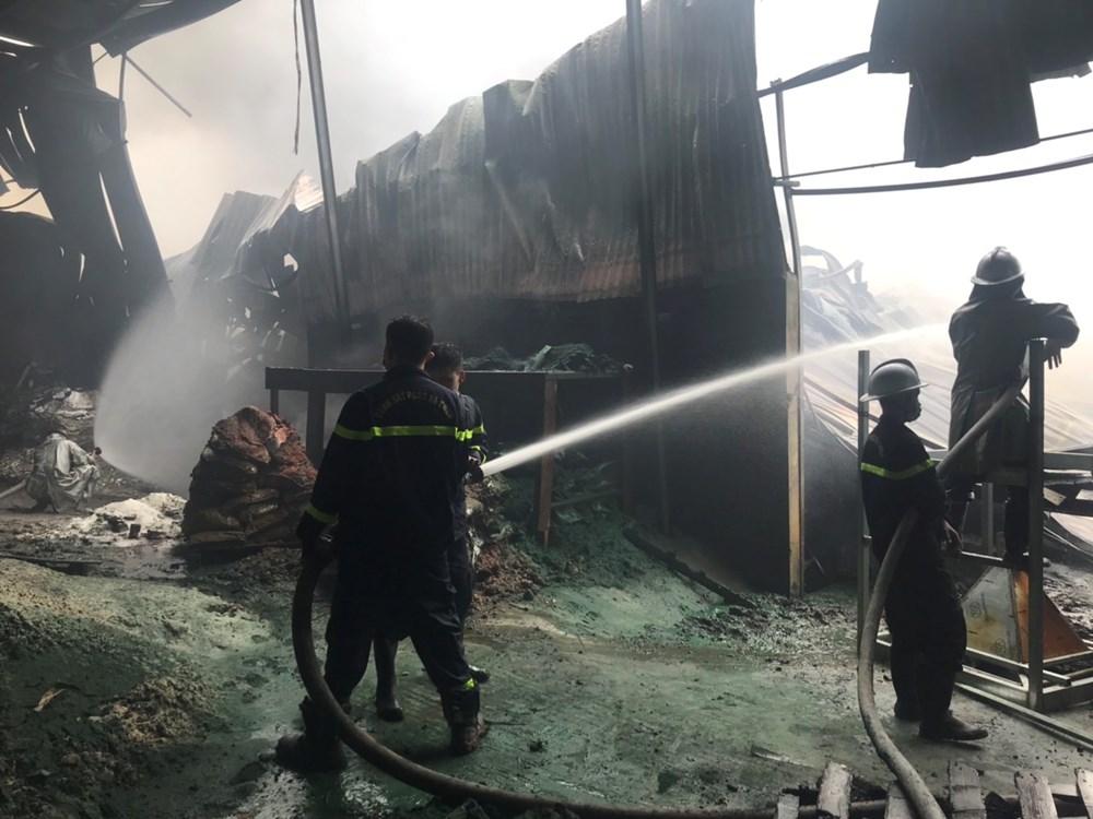 Đan Phượng: Kịp thời dập tắt đám cháy tại một cơ sở vật liệu xây dựng - ảnh 2