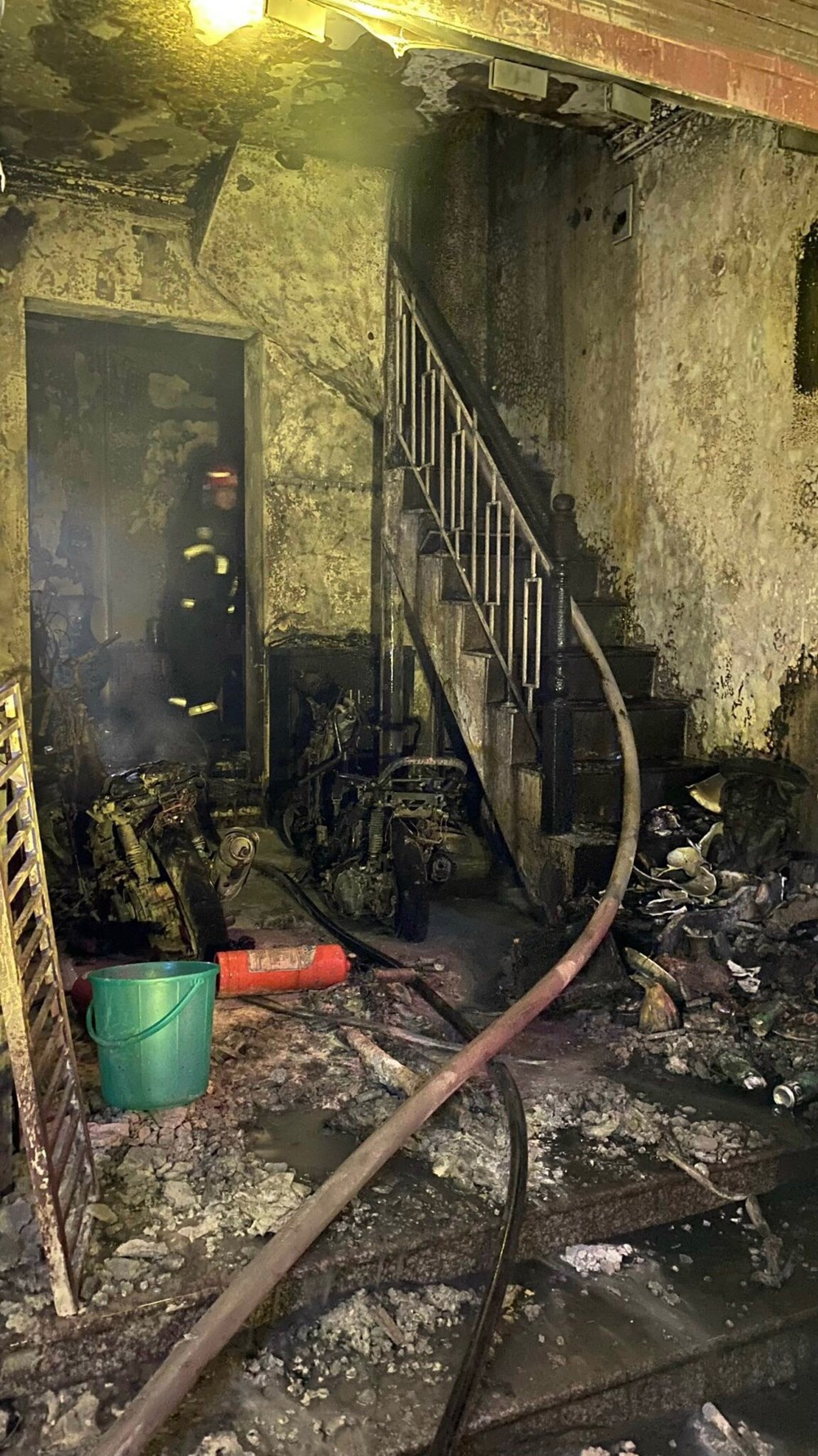 Hà Nội: Cứu 4 người thoát khỏi đám cháy trong đêm - ảnh 1