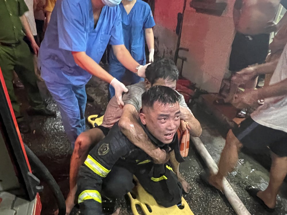 Hà Nội: Cứu 4 người thoát khỏi đám cháy trong đêm - ảnh 2