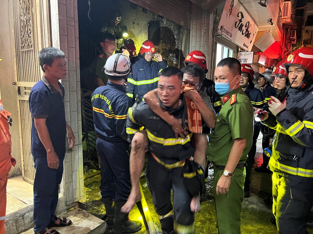 Đại tướng Tô Lâm khen ngợi các cảnh sát dũng cảm cứu 4 người mắc kẹt trong đám cháy - ảnh 1