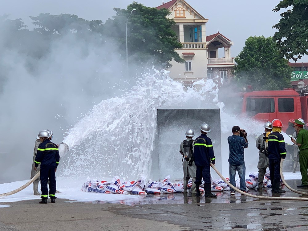 Huyện Mê Linh: Diễn tập phương án chữa cháy và tìm kiếm cứu nạn, cứu hộ - ảnh 3