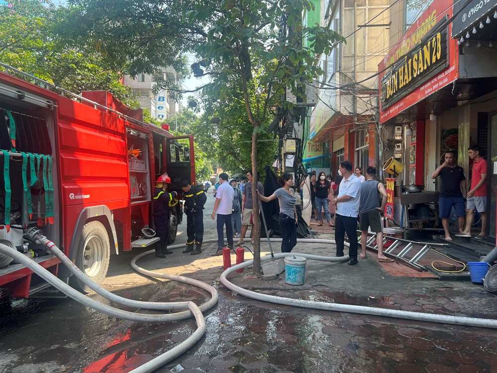 Hà Nội: Cháy nhà trong ngõ nhỏ, 2 người may mắn được giải cứu - ảnh 2