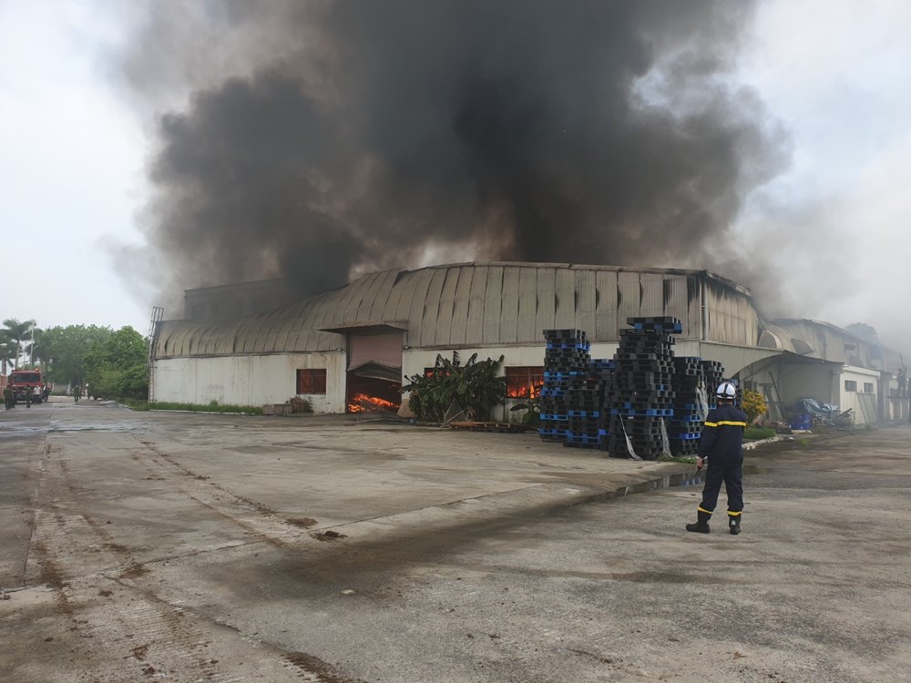 Mê Linh: Huy động hơn 100 cán bộ chữa cháy dập tắt đám cháy tại khu nhà xưởng, kho chứa đồ nhựa - ảnh 1