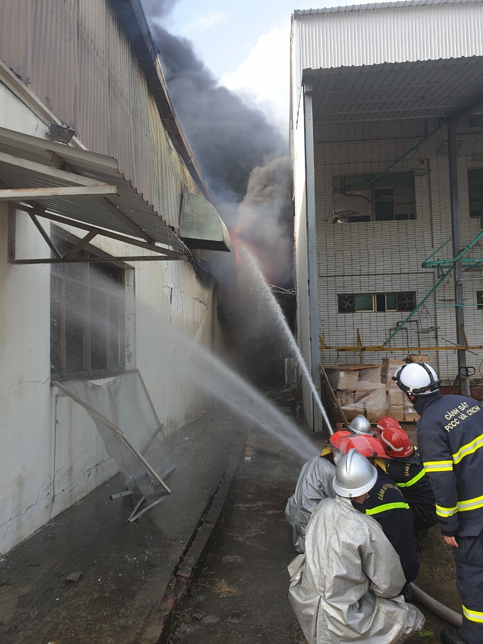Mê Linh: Huy động hơn 100 cán bộ chữa cháy dập tắt đám cháy tại khu nhà xưởng, kho chứa đồ nhựa - ảnh 2