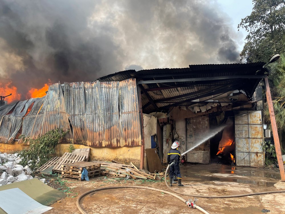 Hà Nội: Kịp thời chữa cháy kho, xưởng chứa hàng hóa tại huyện Gia Lâm - ảnh 2